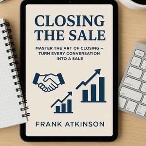 Op de afbeelding: Een tablet toont het boek "Closing the Sale" van Frank Atkinson. De cover bevat tekst en afbeeldingen, waaronder een handdruk en een stijgende grafiek. Een pen, notitieblok, koffiekopje en toetsenbord zijn ook zichtbaar.