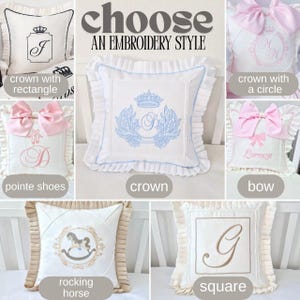 Puede incluir: Cojines decorativos blancos con varios estilos de bordado, incluyendo coronas, lazos y monogramas. La imagen presenta el texto "choose AN EMBROIDERY STYLE". Cada coj&iacute;n tiene un borde con volantes.