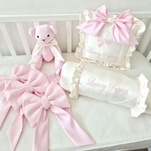Parure de lit pour bébé : oreiller carré, oreiller à roulettes, 3 nœuds, ours à mémoire de forme