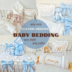 Puede incluir: Una colección de ropa de cama personalizada para bebés que incluye almohadas bordadas, cojines cilíndricos y mantas en blanco, azul y rosa. La imagen contiene el texto: any size, CUSTOM ORDERS, BABY BEDDING, any style, any color.