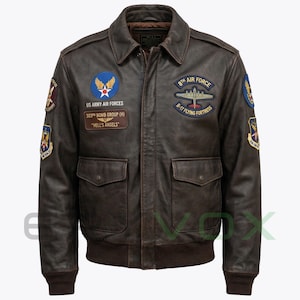 Może przedstawiać: Brązowa skórzana kurtka bomberka z wieloma naszywkami, w tym "US ARMY AIR FORCES" i "8TH AIR FORCE". Kurtka ma zamek błyskawiczny, dwie przednie kieszenie oraz prążkowany kołnierz i mankiety. Widoczny jest napis "HELL'S ANGELS".