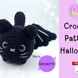 Puede incluir: Un murciélago negro de ganchillo con detalles de alas blancas, ojos morados y un diseño de boca blanca. La imagen incluye el texto "Crochet Pattern Halloween" y "SPOOKITTY".