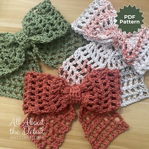 Peut inclure: Trois nœuds en crochet de différentes couleurs : vert, blanc avec des accents roses et orange. Les nœuds sont disposés sur une surface en bois. Le texte « PDF Pattern » est visible dans le coin supérieur droit de l’image.