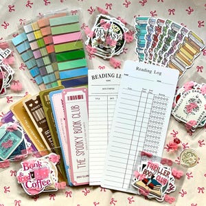 Op de afbeelding: Een verzameling briefpapierartikelen voor boekenliefhebbers, waaronder kleurrijke plaknotities, stickers, leeslogboeken en boekenclubkaarten. De stickers bevatten boekgerelateerde ontwerpen en tekst, zoals "Fantasy Readers" en "Thriller Book Club".