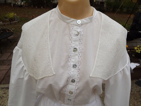 Vintage Off White Embroidered Lace Collar Reenact… - image 3