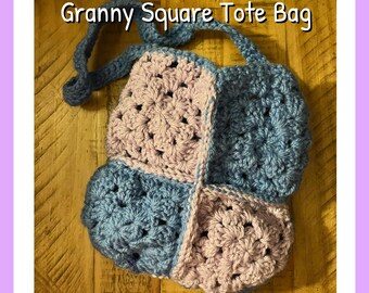 Może przedstawiać: Ręcznie robiona torba typu granny square w odcieniach niebieskiego i lawendy. Torba ma szydełkowy wzór z uchwytem i napisem "Granny Square Tote Bag". Torba jest wykonana z miękkiej przędzy i jest idealna do przenoszenia codziennych przedmiotów.