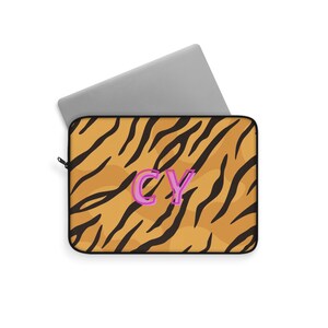 Funda personalizada para portátil con monograma de rayas de tigre / Diseño naranja y negro, iniciales rosas