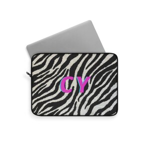 Funda para portátil con monograma rosa y estampado de cebra personalizado / Iniciales personalizadas
