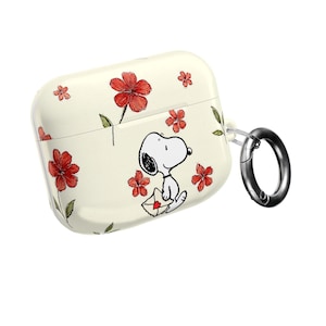 Puede incluir: Funda para AirPod de color crema con una ilustración de Snoopy sosteniendo una carta con un corazón. La funda está decorada con flores rojas y hojas verdes. Incluye un mosquetón plateado para sujetar.