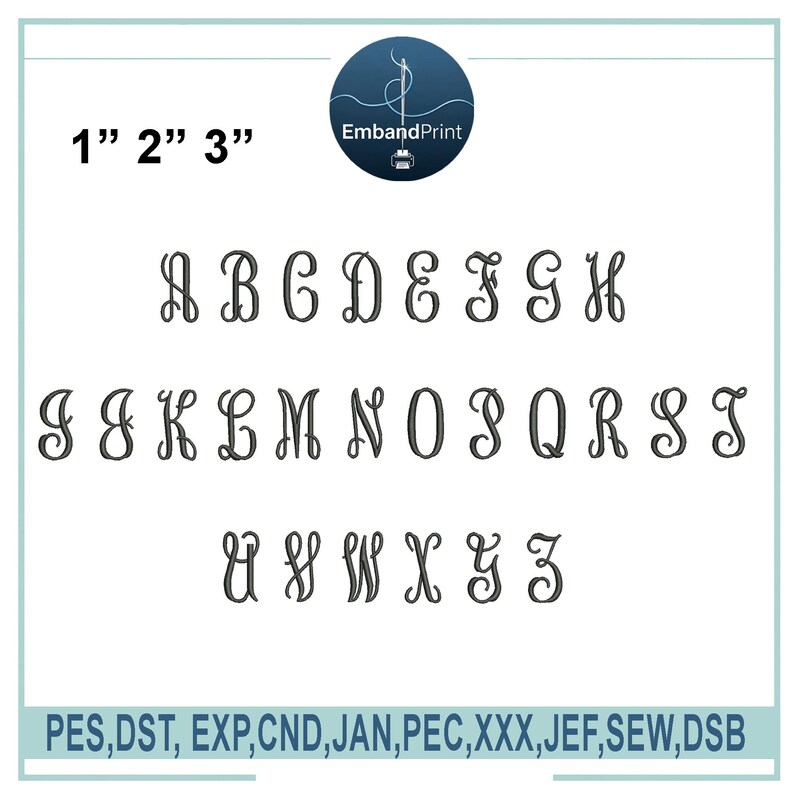Op de afbeelding: Een compleet alfabet in een decoratief scriptlettertype, met letters A t/m Z. De letters zijn donker van kleur en worden weergegeven op een witte achtergrond. De afbeelding bevat ook de tekst "1" 2" 3" en "EmbandPrint".