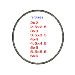 Op de afbeelding: Een cirkelvormig, grijs geborduurd ontwerp met een getextureerde rand. De tekst "9 Maten" staat boven een lijst met afmetingen: 2x2, 2,5x2,5, 3x3, 3,5x3,5, 4x4, 4,5x4,5, 5x5, 5,5x5,5 en 6x6 inch.