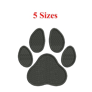 Könnte beinhalten: Ein dunkelgrauer, gestickter Pfotenabdruck mit dem Text "5 Sizes" in Rot. Der Pfotenabdruck hat fünf Zehen und ist vor einem weißen Hintergrund platziert. Dieses Design eignet sich für Bastelarbeiten und Kleidung zum Thema Haustiere.
