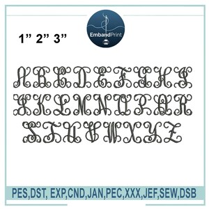 Op de afbeelding: Een set geborduurde monogramletters in een decoratief lettertype, weergegeven in een raster. De letters zijn donkergrijs en verkrijgbaar in formaten van 2.5 cm, 5 cm en 7.6 cm. De afbeelding bevat de tekst "EmbandPrint" en afkortingen van bestandsformaten.