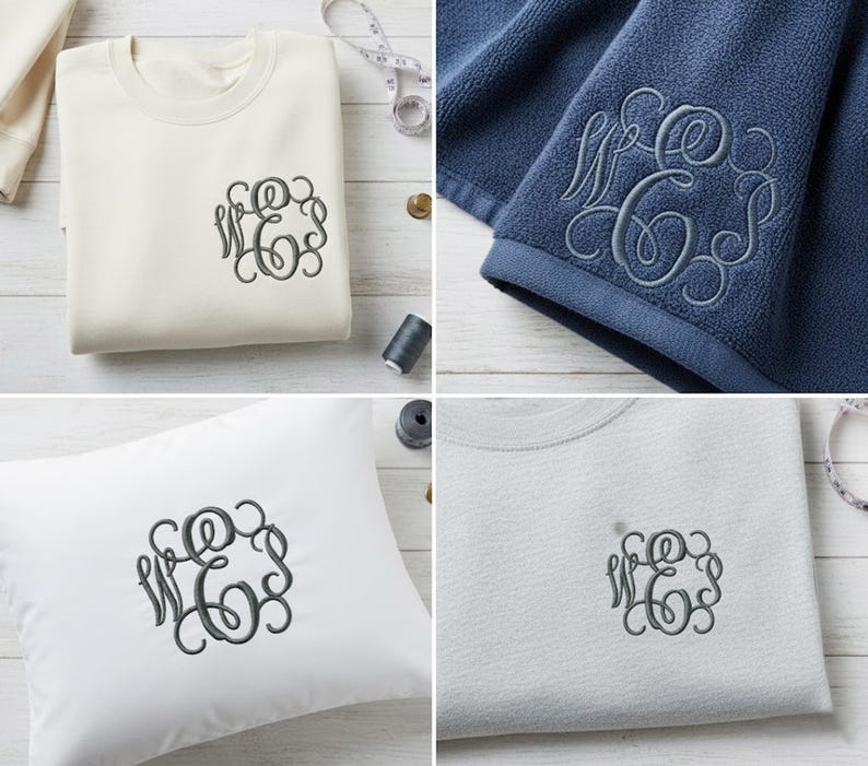 Op de afbeelding: Een verzameling gepersonaliseerde items, waaronder een cr&egrave;mekleurige sweatshirt, een marineblauwe handdoek, een wit kussen en een lichtgrijs t-shirt. Elk item heeft een donkergrijs geborduurd monogramontwerp. De items zijn gerangschikt op een licht houten oppervlak.
