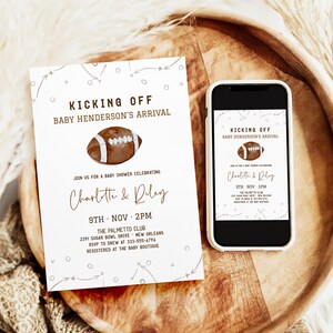 Könnte beinhalten: Eine Babyparty-Einladungskarte und ein Smartphone, das dieselbe Einladung anzeigt. Das Design zeigt eine braune Football-Illustration, graue Spielzüge und den Text KICKING OFF BABY HENDERSON'S ARRIVAL, Charlotte & Riley, 9TH NOV 2PM, THE PALMETTO CLUB, 2391 SUGAR BOWL DRIVE, NEW ORLEANS, RSVP TO DREW AT 333-555-6796, REGISTERED AT THE BABY BOUTIQUE.