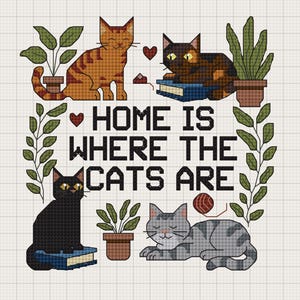 Könnte beinhalten: Kreuzstich-Design mit vier Katzen, Pflanzen und dem Text "HOME IS WHERE THE CATS ARE". Die Katzen sind orange, schwarz und grau. Das Design enthält Herzen und einen Wollknäuel.