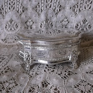 Silver tone metal vintage jewelry casket