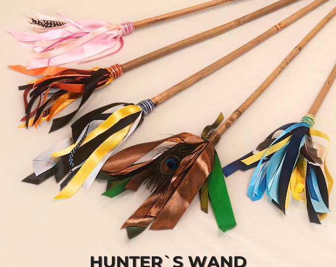 Juguete para gatos tipo varita: varita de bambú con cinta y plumas, ideal para gatos de interior.