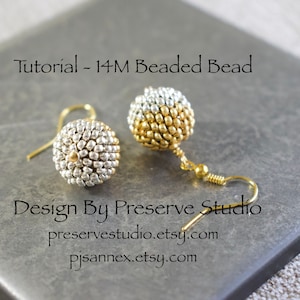 Puede incluir: Un par de pendientes de cuentas doradas y plateadas con un tutorial para hacerlos. Los pendientes están hechos con cuentas de 14 mm y tienen un diseño sencillo. El texto de la imagen dice "Tutorial - 14MM Beaded Bead" y "Design By Preserve Studio".