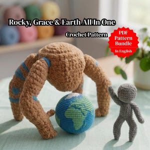 Puede incluir: Un paquete de patrones de ganchillo que muestra una criatura marrón con detalles azules, un globo terráqueo azul y verde y una pequeña figura gris. Se muestra el texto "Rocky, Grace & Earth All In One Crochet Pattern". Una insignia roja dice "PDF Pattern Bundle In English."
