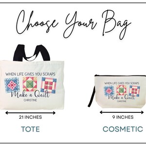 Puede incluir: Un bolso tote blanco y un neceser blanco, cada uno con tres ilustraciones de bloques de edred&oacute;n y el texto "WHEN LIFE GIVES YOU SCRAPS Make a Quilt CHRISTINE". El bolso mide 35,5 por 53,3 cm y el neceser mide 15,2 por 22,9 cm.