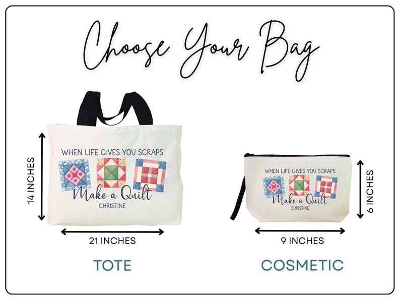 Puede incluir: Un bolso tote blanco y un neceser blanco, cada uno con tres ilustraciones de bloques de edred&oacute;n y el texto "WHEN LIFE GIVES YOU SCRAPS Make a Quilt CHRISTINE". El bolso mide 35,5 por 53,3 cm y el neceser mide 15,2 por 22,9 cm.