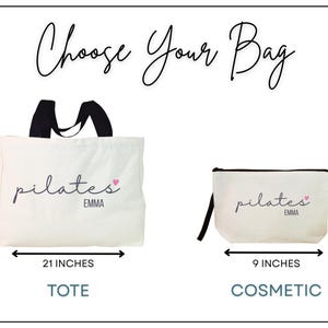 Pu&ograve; includere: Una borsa tote in tela bianca con manici neri e una pochette cosmetica bianca con cerniera nera. Entrambi presentano la scritta "pilates" in corsivo nero, un piccolo cuore rosa e il nome "EMMA". La borsa misura 35,5 per 53,3 cm e la pochette 15,2 per 22,9 cm.