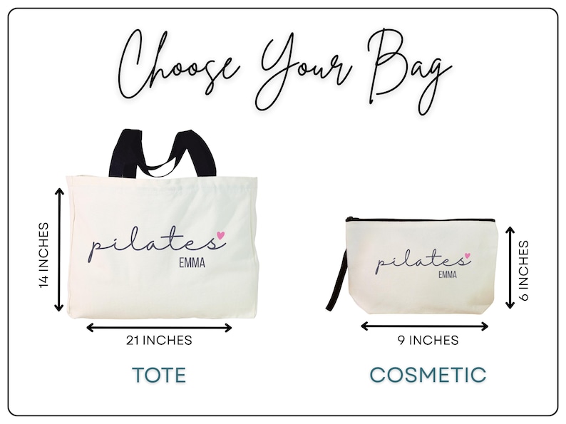 Pu&ograve; includere: Una borsa tote in tela bianca con manici neri e una pochette cosmetica bianca con cerniera nera. Entrambi presentano la scritta "pilates" in corsivo nero, un piccolo cuore rosa e il nome "EMMA". La borsa misura 35,5 per 53,3 cm e la pochette 15,2 per 22,9 cm.