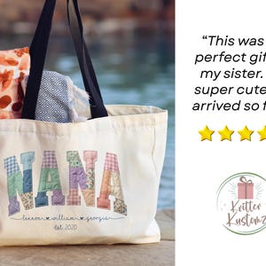 Pode incluir: Uma bolsa tote de lona na cor creme com al&ccedil;as pretas. A parte frontal apresenta a palavra NANA em letras de tecido grandes e multicoloridas com v&aacute;rios padr&otilde;es. Abaixo, os nomes Lennon, William e Georgia est&atilde;o impressos com est. 2020.