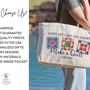 Puede incluir: Un bolso de tela color crema con un gr&aacute;fico de tres bloques de edred&oacute;n coloridos y el texto "WHEN LIFE GIVES YOU SCRAPS Make a Quilt" seguido del nombre "CHRISTINE" en letras negras, con correas negras para el hombro.