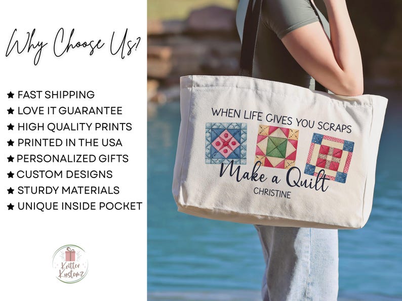 Puede incluir: Un bolso de tela color crema con un gr&aacute;fico de tres bloques de edred&oacute;n coloridos y el texto "WHEN LIFE GIVES YOU SCRAPS Make a Quilt" seguido del nombre "CHRISTINE" en letras negras, con correas negras para el hombro.