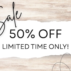 Puede incluir: Un anuncio gr&aacute;fico con un fondo de veta de madera clara y una superposici&oacute;n de papel blanco rasgado. El texto dice Sale 50% OFF LIMITED TIME ONLY! en letras negras, con una l&iacute;nea decorativa en espiral negra en la esquina inferior derecha.