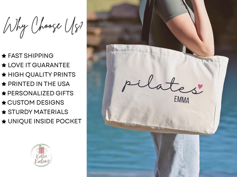 Pu&ograve; includere: Una borsa tote in tela color crema con spallacci neri. La parte anteriore della borsa presenta la parola pilates in corsivo nero con un piccolo cuore rosa sopra la lettera s, seguita dal nome EMMA in lettere stampate nere.