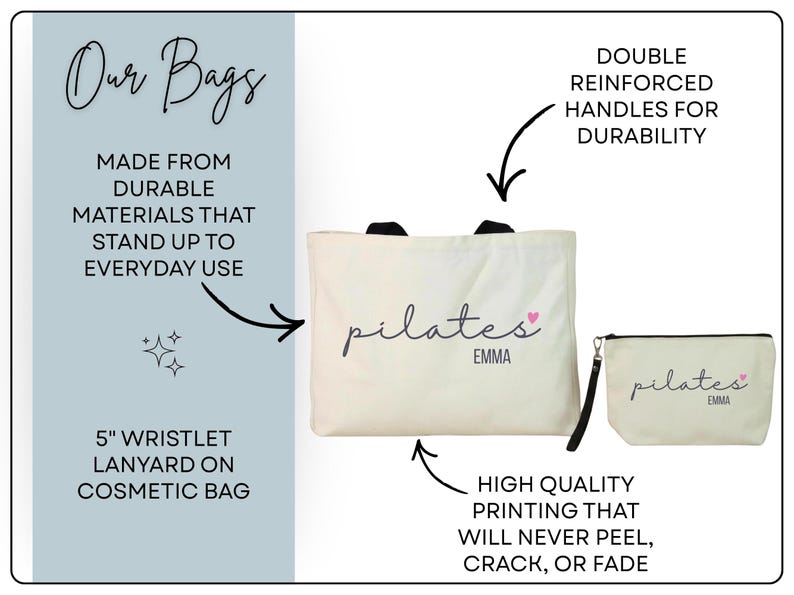 Pu&ograve; includere: Una borsa tote e una pochette abbinata color crema, entrambe con la scritta 'pilates EMMA' e un piccolo cuore rosa. La pochette include un cinturino da polso da 5 pollici. Le borse hanno manici neri e una struttura resistente.