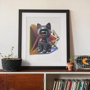 Op de afbeelding: Ingelijste kunstdruk met een glanzende zwarte kattenbeeldhouwkunst met een futuristisch ontwerp. De kat zit voor een geometrisch prisma met kleurrijke accenten. Het kunstwerk wordt tentoongesteld op een houten kast met planten en vinylplaten.