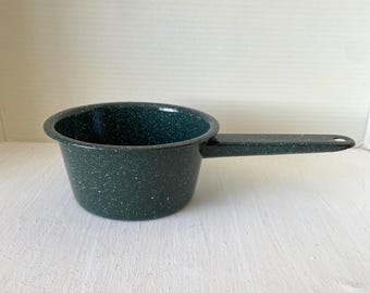 Puede incluir: Un juego de tres tazas de cerámica con un acabado mate moteado. Las tazas son de color crema, marrón claro y marrón oscuro. Cada taza tiene un diseño simple y minimalista.