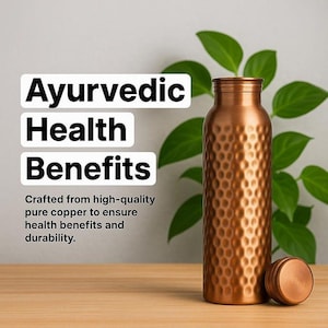 Könnte beinhalten: Eine Kupfer-Wasserflasche mit strukturierter Oberfläche und passendem Deckel. Die Flasche steht neben ihrem Deckel auf einer Holzoberfläche. Der Text auf dem Bild lautet "Ayurvedic Health Benefits" und "Hergestellt aus hochwertigem Reinkupfer, um gesundheitliche Vorteile und Haltbarkeit zu gewährleisten."