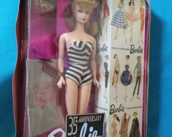 スポーツ Barbie SpecialEdition Barbie Winter Sport Bend and Move Body Doll with Skis and