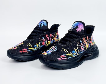Handmålade sneakers: Skor i regnbågsfärger