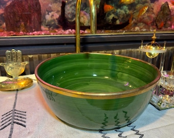 Round artisan washbasin, ideal as a decorative wastafel for modern or traditional interiors.