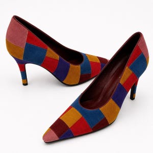 Zapatos de tacón bajo de ante con bloques de color y patchwork vintage, estilo artístico, marca Carlos Santana