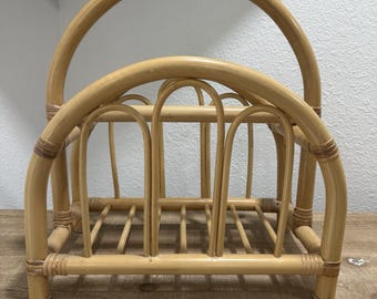 Revistero de madera natural estilo bohemio costero de ratán y bambú, vintage de mediados de siglo.