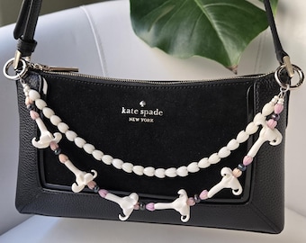 Pendentif porte-monnaie puakenikeni blanc, perles noires et rose Pikake