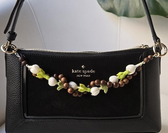 Charm Lei de sac à main pakalana en argile, fleurs de pikake et perles de bois