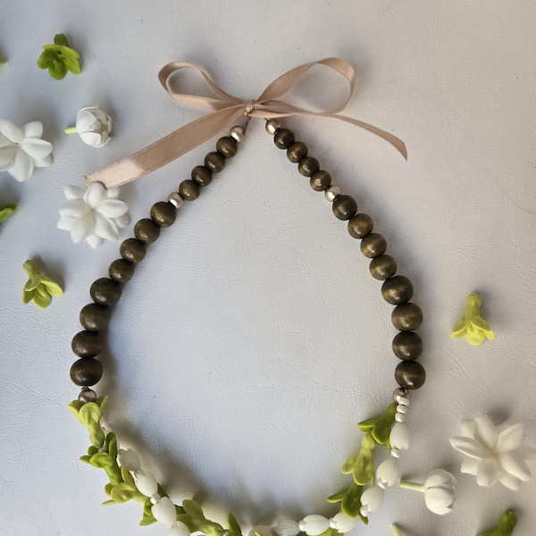 Collana di fiori in argilla, Pakalana intrecciata e perline Pikake, 20 pollici