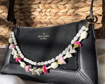 Charm pendentif collier pakalana blanc, fleurs de pikake, roses et perles