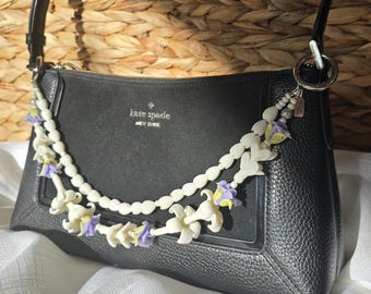 Pendentif collier de sac à main pakalana blanc, puakenikeni blanc, rose lavande et perle grise