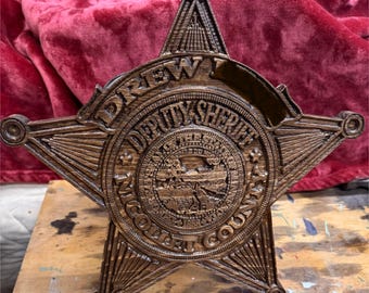 Anpassningsbara träsheriff-/polismärken