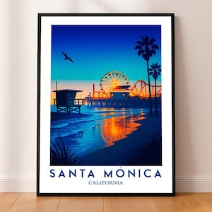 Könnte beinhalten: Ein gerahmter Kunstdruck mit einer lebendigen Darstellung von Santa Monica, Kalifornien, bei Sonnenuntergang. Das Bild zeigt den Pier mit einem Riesenrad, einer Achterbahn und einer Rettungswache vor einem farbenfrohen Himmel und Ozean. Der Text unten lautet "Santa Monica, California."