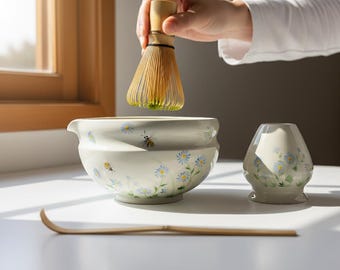Handmade April Birth Flower Daisy Bee Matcha Kit 450ml Hand Painted Ceramic Chawan with Spout Bowl with Whisk Stand Personalized Gift Set